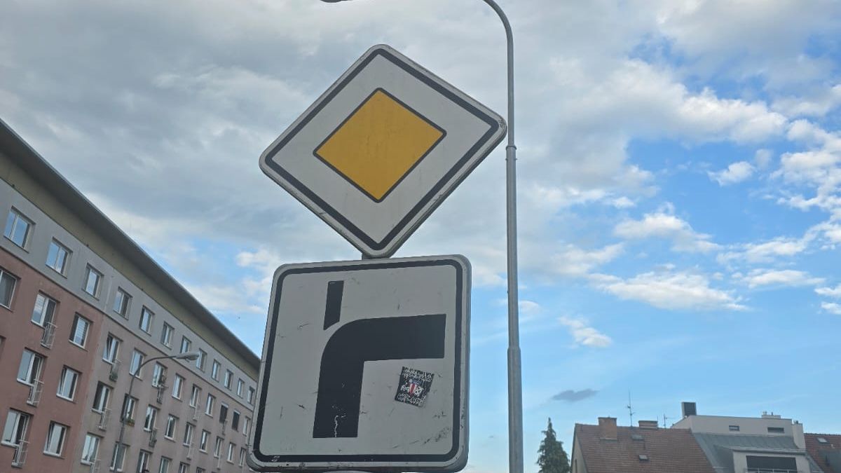 Pravidla silničního provozu a předpisy
